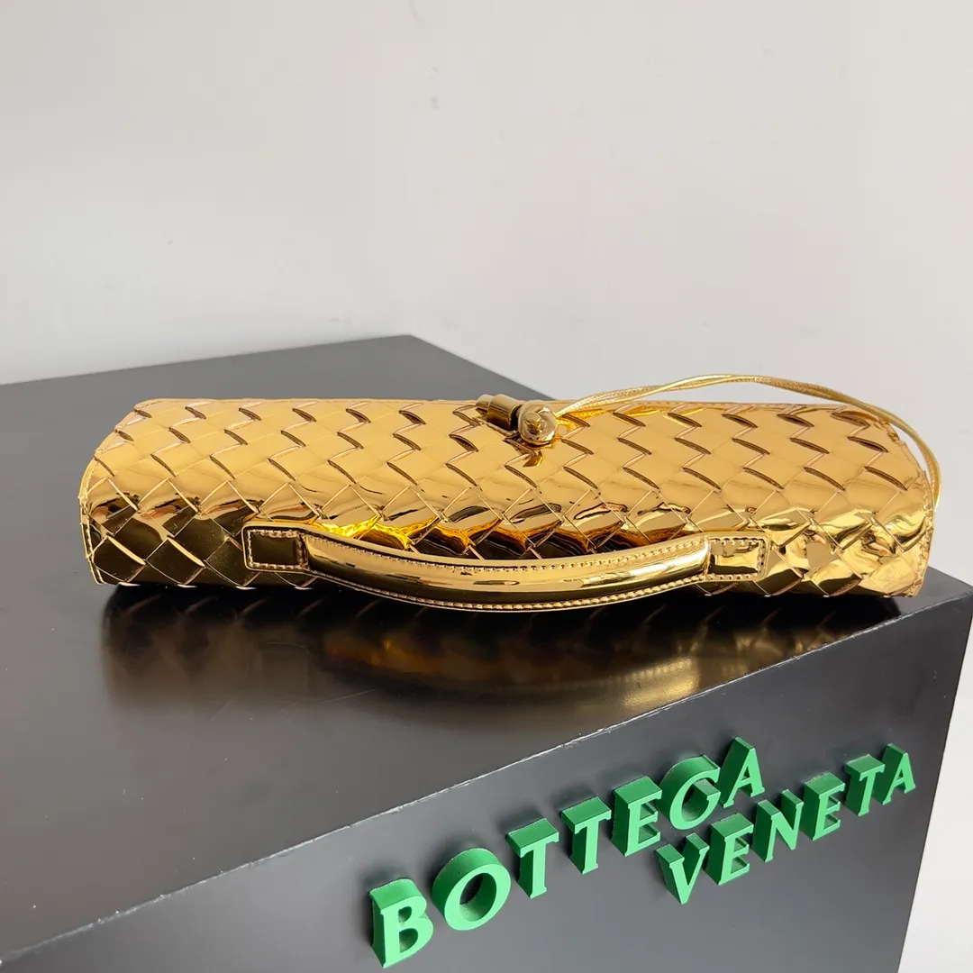 The batch of 1360 BV Andiamo evening handbags has been heavily planted again~ The designer aesthetics in the era of economic downturn are back. I fall in love with it at first sight and can't put it down. It's so beautiful and full of aura. The shape and texture are very competitive. It's light in weight and has sufficient capacity. It's a must-have for fashionistas. It's suitable for many occasions, minimalist, high-end and light luxury. Model No.: 741511 Size: 31*13*3cm